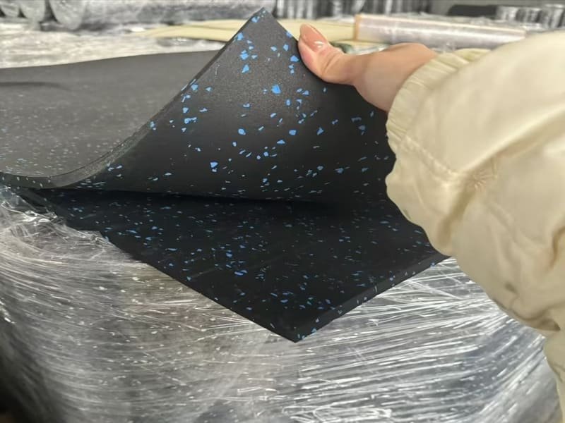 Een close-up van de verschillende diktes van rubber vloertegels voor sportscholen.